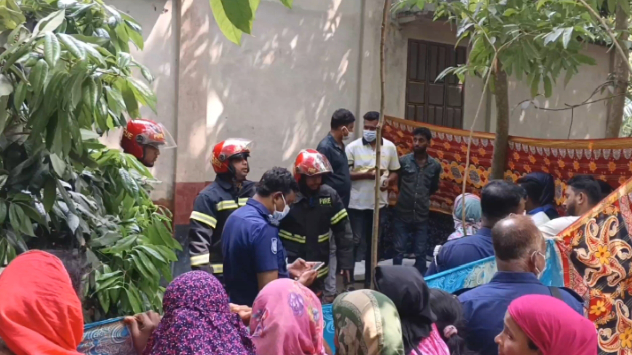 নিজ বাড়ির সেপটিক ট্যাংকে মিলল নারীর লাশ