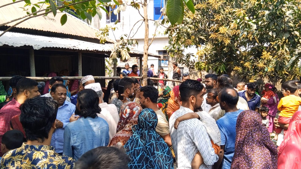 কাপড় শুকানো নিয়ে বিবাদে দুই ভাইকে মারধর, একজনের মৃত্যু