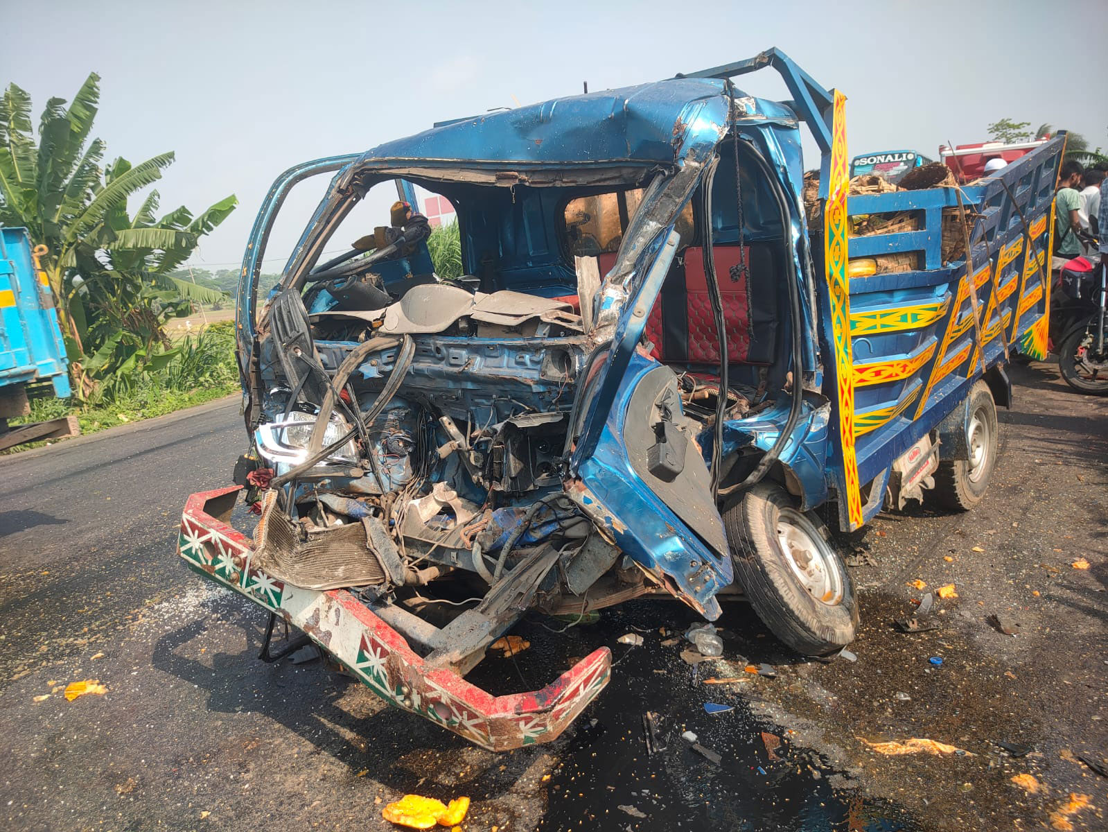 ফরিদপুরে বাস-পিকআপের মুখোমুখি সংঘর্ষে বাস উল্টে খাদে, দুইজন নিহত