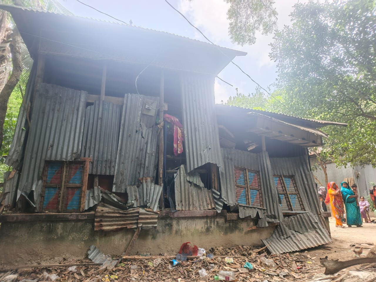 বরযাত্রাকে কেন্দ্র করে টর্চ জ্বালিয়ে সংঘর্ষ, বাড়িঘর ভাঙচুর-লুটপাট