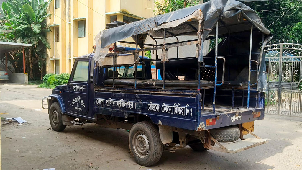 মাদক নিয়ে বিরোধে দুই পক্ষের পাল্টাপাল্টি হামলা, পুলিশের গাড়ি ভাঙচুর