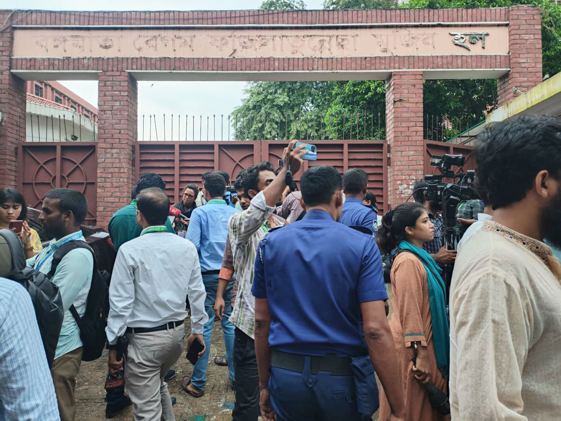 মেয়েদের হলে ঢুকে ভোটার ও প্রার্থীদের বের করে দিলেন ছাত্রদলের ভিপি পদপ্রার্থী, ১ ঘণ্টা ভোট গ্রহণ বন্ধ