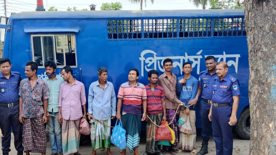 বেনাপোলে সাজাপ্রাপ্ত পলাতক ৯ আসামি গ্রেপ্তার