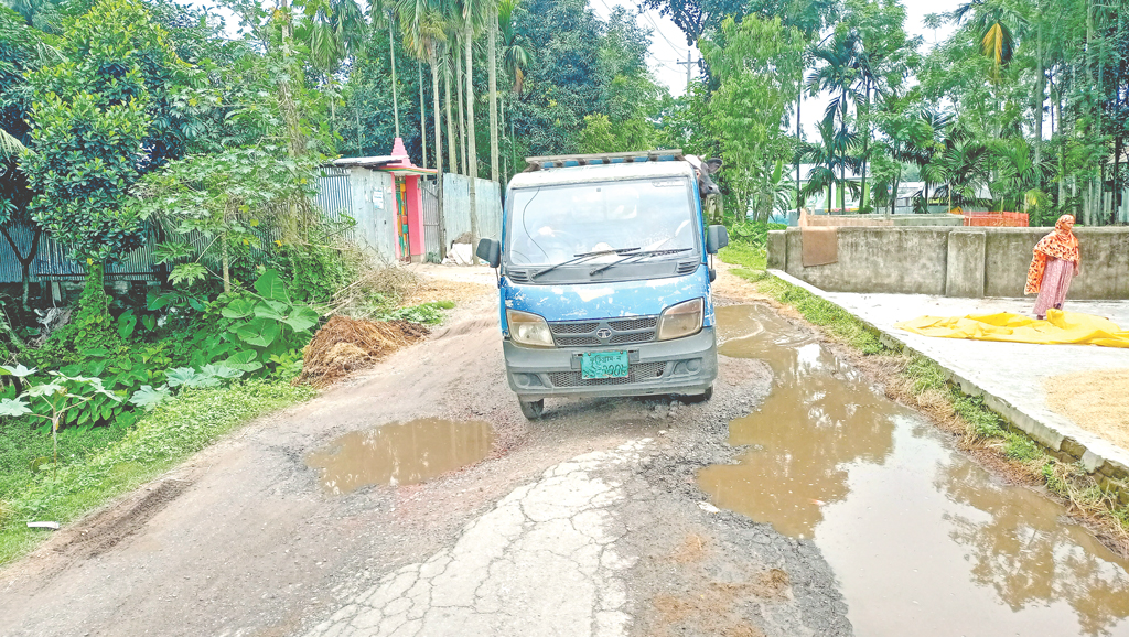 ১০ কিমি রাস্তায় চরম দুর্ভোগ