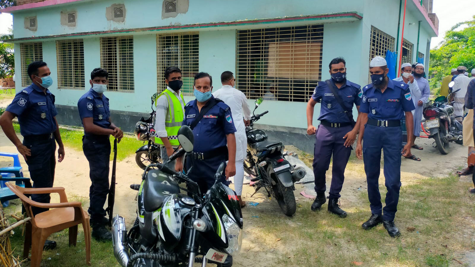 আওয়ামী লীগের দুপক্ষের সংঘর্ষের আশংকায় পুলিশ পাহারায় জুম্মা