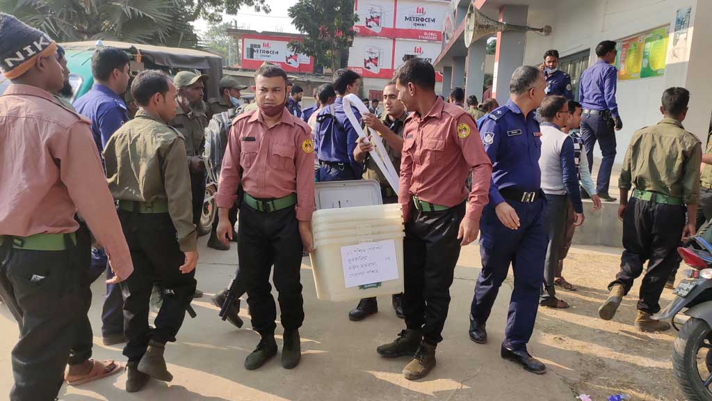 কঠোর নিরাপত্তায় কেন্দ্রে ভোটের সরঞ্জাম