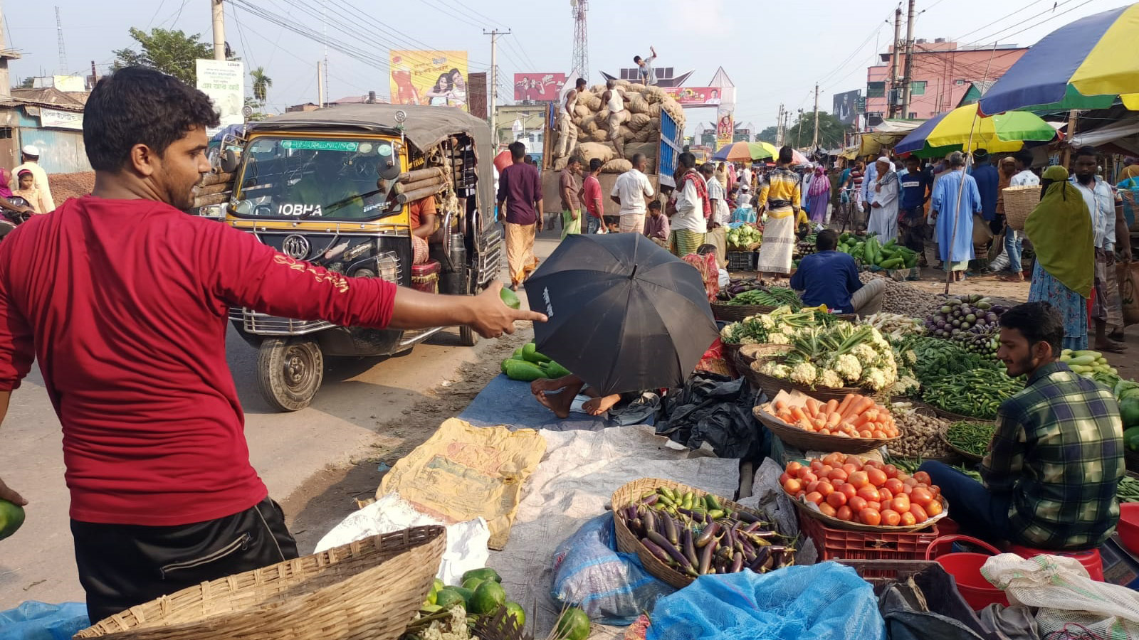 বাজারে অচল মহাসড়ক