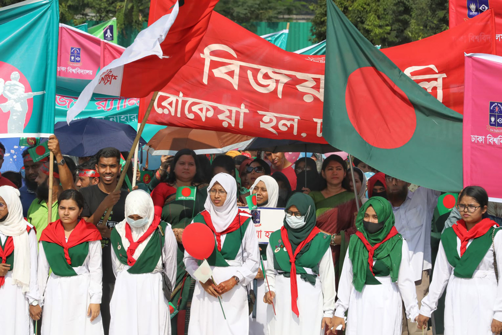 লাল-সবুজের র‍্যালিতে বিজয়ের মাসের প্রথম দিন উদ্‌যাপন।