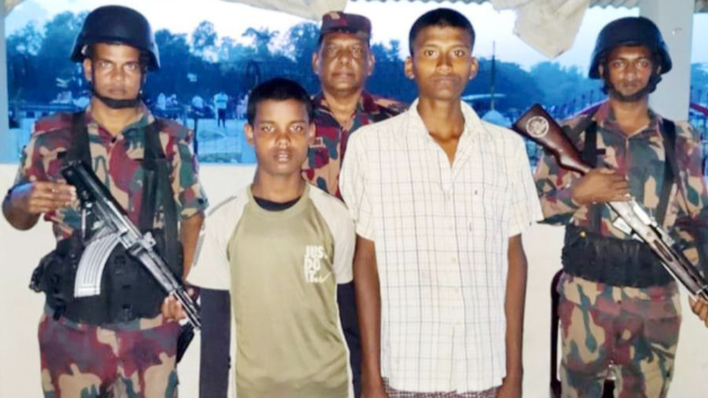 নাফ নদ থেকে আটক ২ কিশোরকে ফেরত দিল আরাকান আর্মি