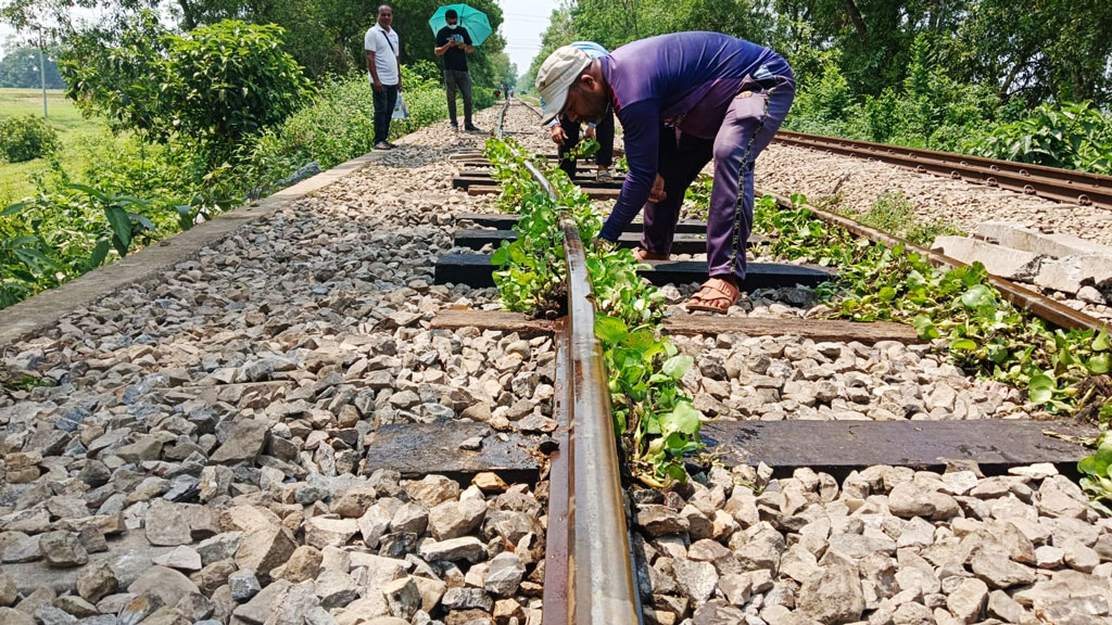 গরমে ফের বাঁকা সেই রেললাইন, পানি ঢেলে সোজা করার চেষ্টা