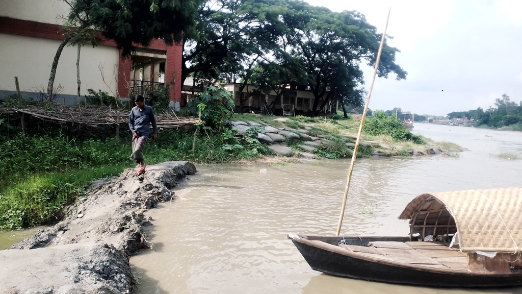 ভাঙনের কবলে ইছামতীর তীরবর্তী ২ শতাধিক পরিবার