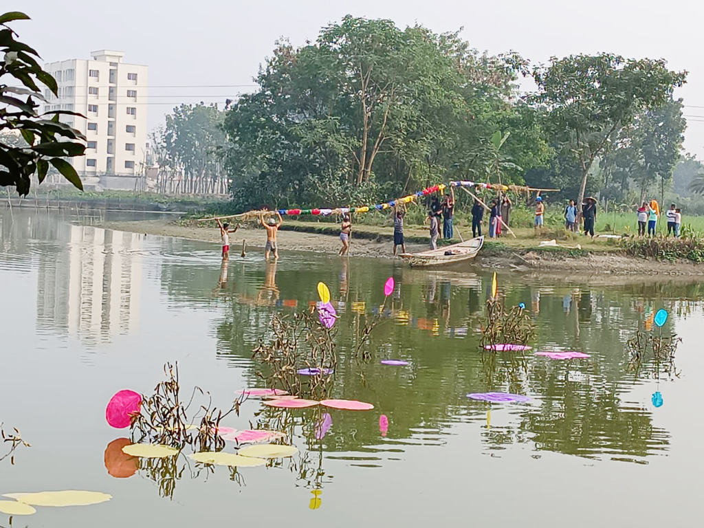 শিল্প নির্মাণ উপকরণ হিসেবে স্থানীয় পরিবেশবান্ধব উপকরণ ব্যবহৃত হয়।