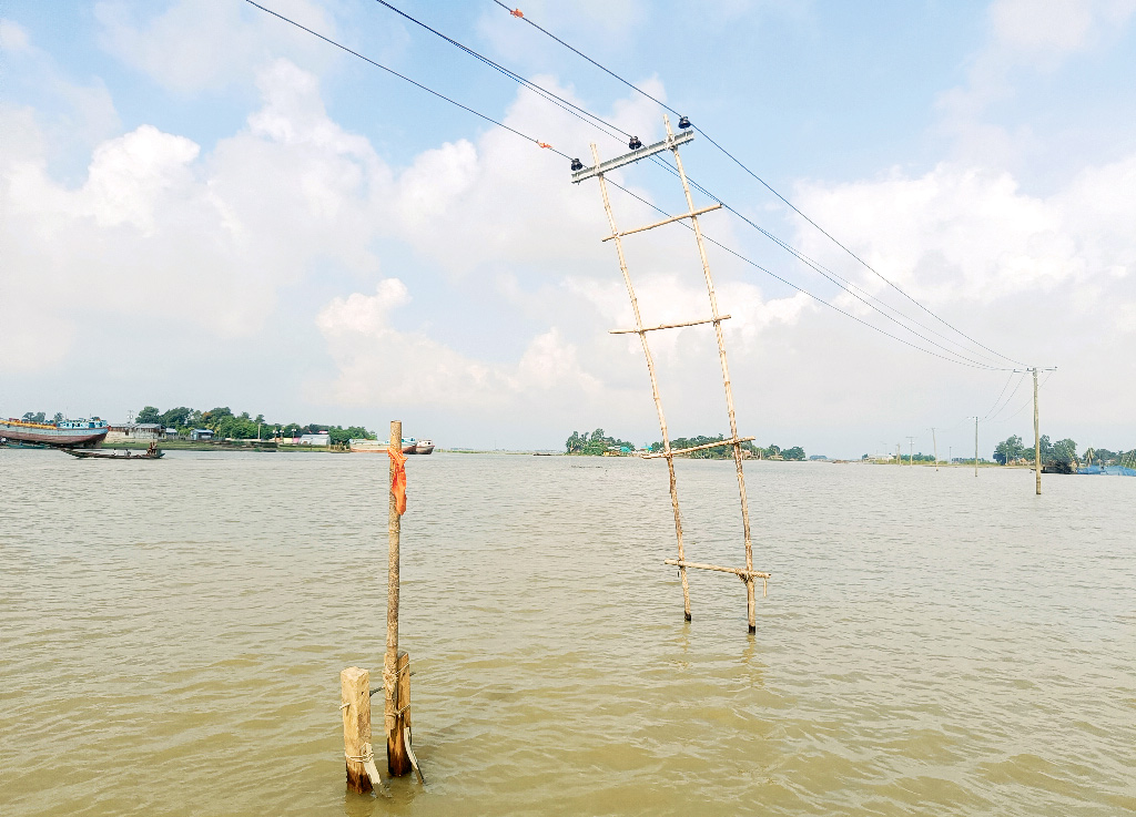 ব্রাহ্মণবাড়িয়ায় বাঁশের খুঁটিতে ১১ হাজার ভোল্টের লাইন