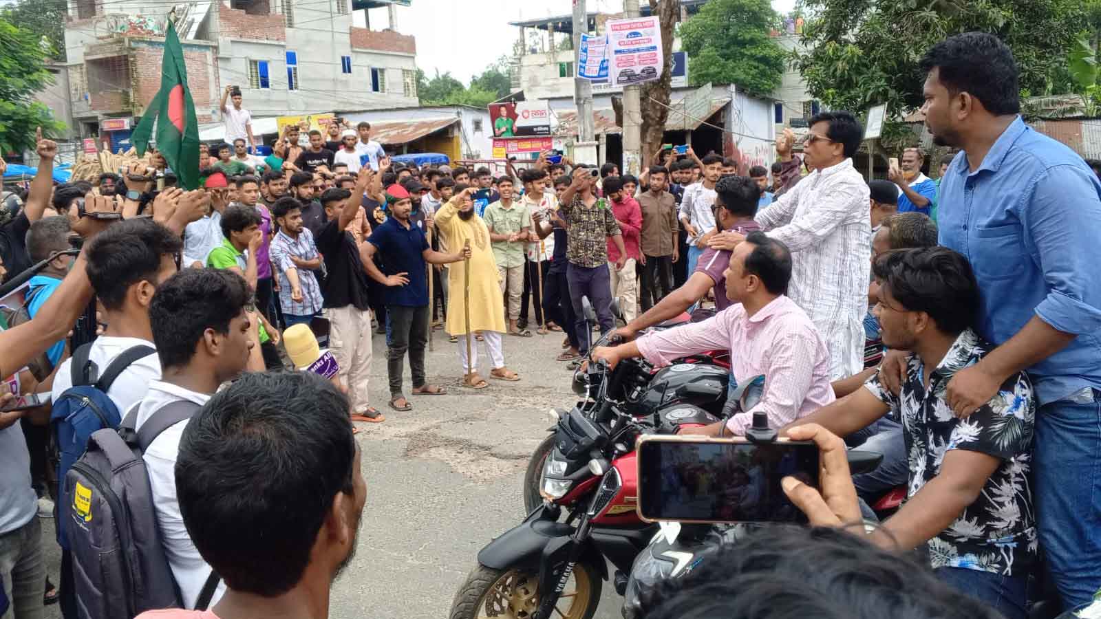 দিনাজপুরে আন্দোলনরত শিক্ষার্থীদের সঙ্গে ছাত্রলীগ ও যুবলীগের পাল্টাপাল্টি ধাওয়া, আহত ১০ 