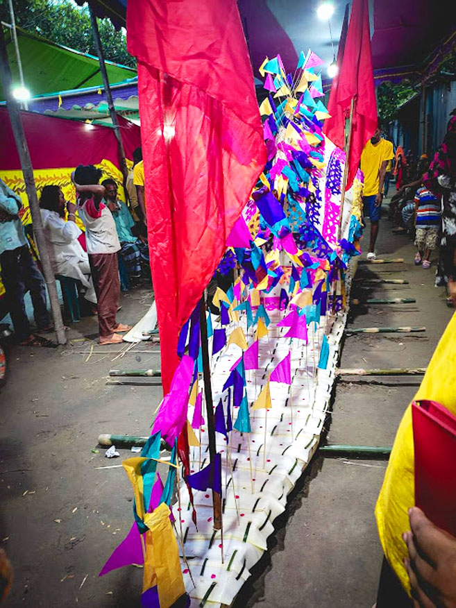 মানিকগঞ্জের ঐতিহ্যবাহী ভেলা ভাসানো উৎসব অনুষ্ঠিত হয়েছে। খাজা খোয়াজ খিজির (রঃ) এর বাৎসরিক অনুষ্ঠান উপলক্ষে প্রতিবছর এ উৎসব অনুষ্ঠিত হয়। গতকাল শুক্রবার সন্ধ্যার পর থেকে নানা আয়োজনের পর রাত ১২টার দিকে ভেলা নিয়ে বেউথা কালীগঙ্গা নদীতে ভাসিয়ে দেওয়া হয়।   পশ্চিম সেওতা এলাকা, মানিকগঞ্জ, ১৬ সেপ্টেম্বর ২০২৩। ছবি: আব্দুর রাজ্জাক
