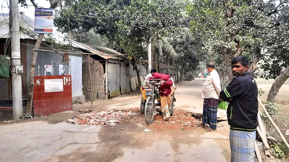 দেবে যাওয়া কালভার্টের  ওপর দিয়েই চলছে যান