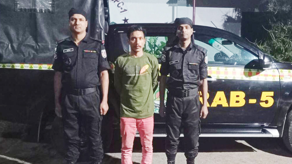 শিবগঞ্জে দুটি পিস্তল, গুলিসহ যুবক আটক