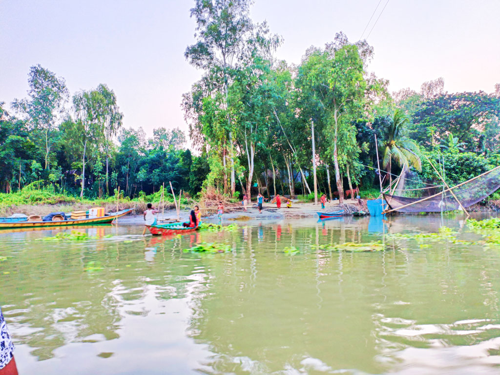 নদীকে ঘিরেই এই এলাকার মানুষের জীবন-জীবিকা ও কর্মব্যস্ততা। নৌকায় এক জায়গা থেকে আরেক জায়গায় যাচ্ছেন গ্রামবাসীরা। কোথাও আবার নদীর জলে পাতা হয়েছে জাল। ঘিওর উপজেলার সিংজুরী ইউনিয়নের কালীগঙ্গা নদী, মানিকগঞ্জ, ৩ অক্টোবর ২০২৩। ছবি: আব্দুর রাজ্জাক