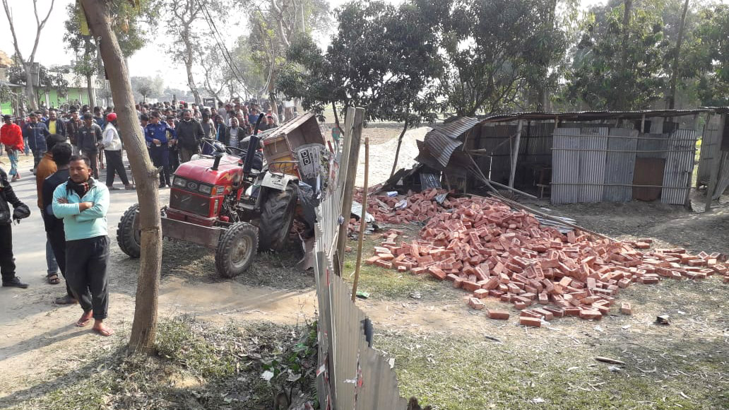 চিরিরবন্দরে নিয়ন্ত্রণ হারিয়ে কোচিং সেন্টারে ঢুকে গেল ট্রাক্টর, ৪ জন গুরুতর আহত