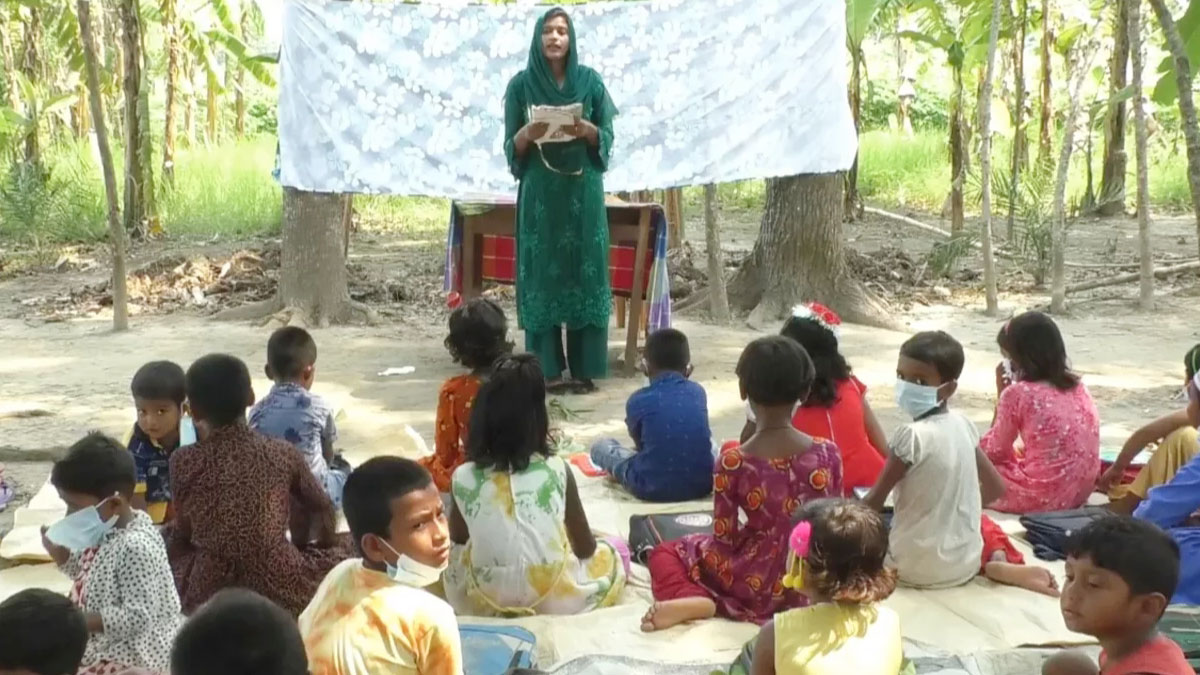 আমবাগানে কলেজ ছাত্রীর শিক্ষার বাতিঘর