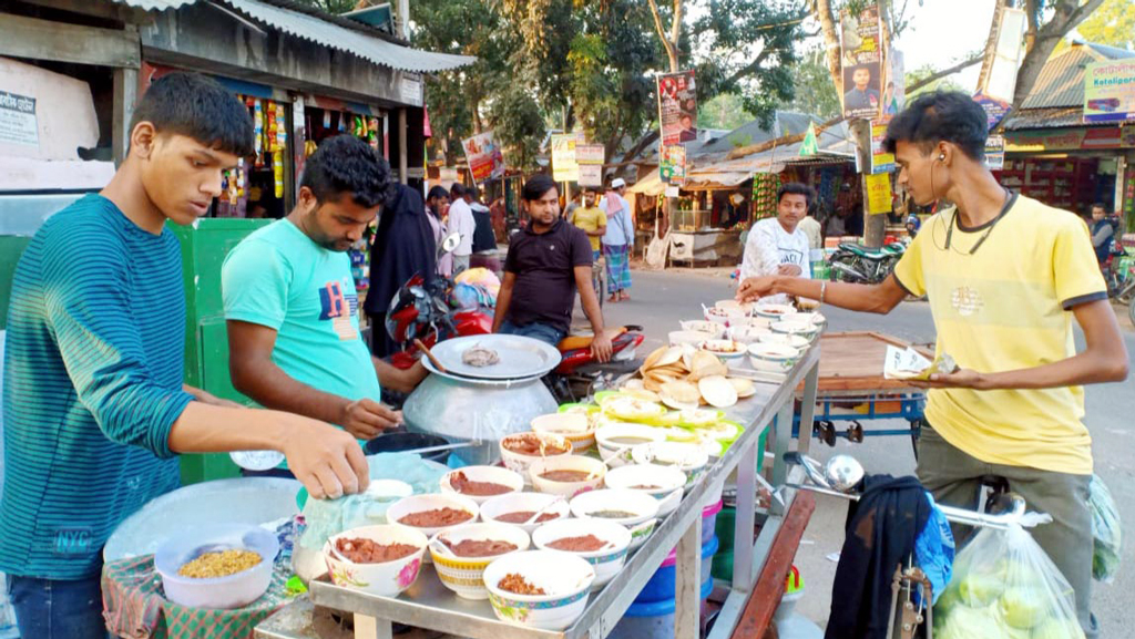 ৫ টাকার চিতই পিঠায়  ৩০ রকমের ভর্তা