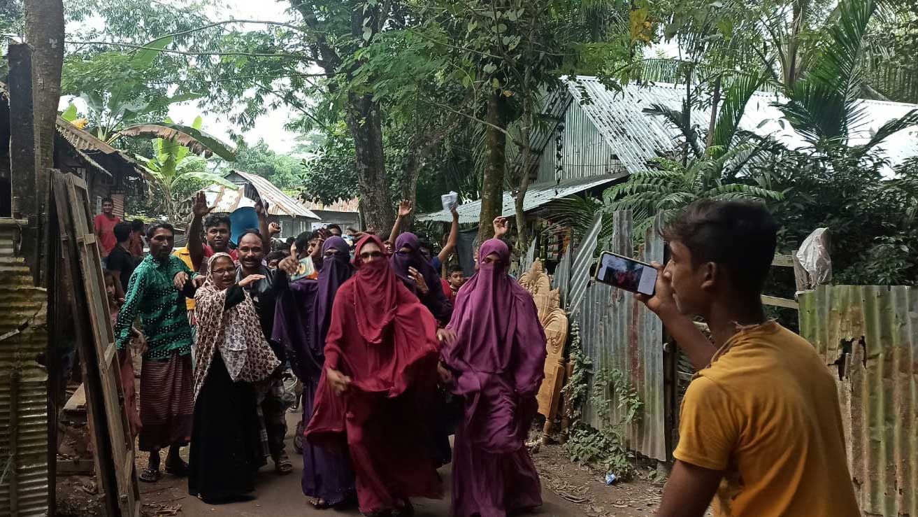 নির্বাচনী প্রচারে বোরকা পরে নাচল পুরুষ