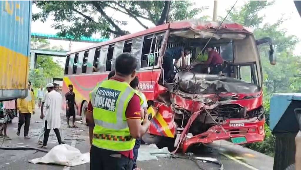 ফেনীতে ঢাকা-চট্টগ্রাম মহাসড়কে ইউনিক বাস কাভার্ড ভ্যানে ধাক্কার ঘটনায় তিনজন নিহত হয়েছেন। ছবি: আজকের পত্রিকা
