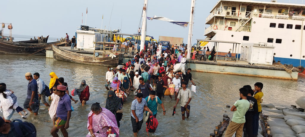 হাতিয়ায় মাঝ নদীর চরে আটকা ফেরি, দুর্ভোগে দুই শতাধিক যাত্রী