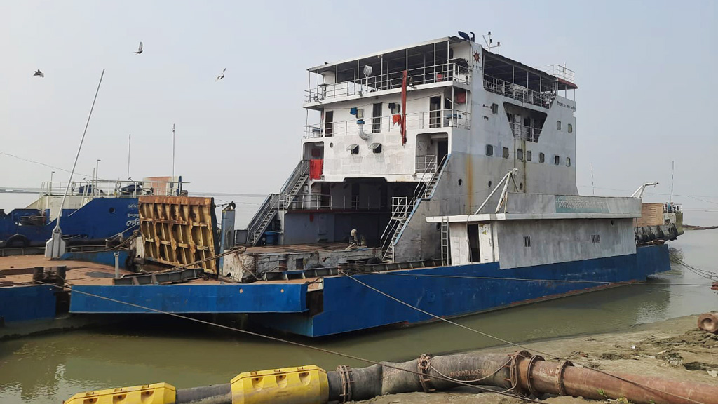 কুয়াশায় অস্পষ্ট পথ, ৯ ঘণ্টা পর পাটুরিয়া ও আরিচায় ফেরি চলাচল শুরু