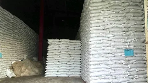 সারের ডিলারে স্বজন তোষণ