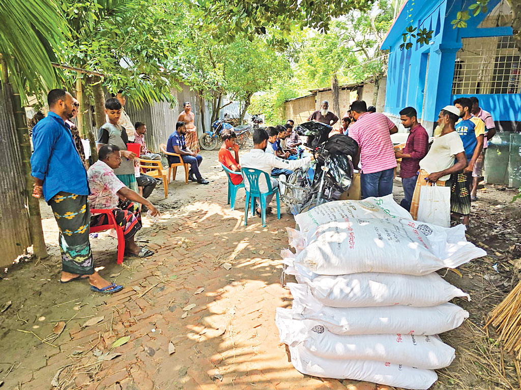 কাজে আসছে না পদক্ষেপ, সংকট কাটছে না সারের