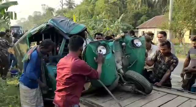 রাজবাড়ীতে ট্রাক-মাহেন্দ্র মুখোমুখি সংঘর্ষে নিহত ৩ 