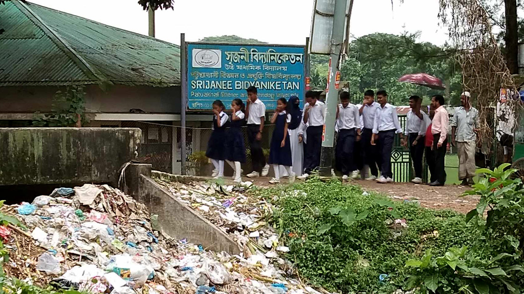 পবিপ্রবির স্কুলের পাশে ময়লার ভাগাড়, স্বাস্থ্য ঝুঁকিতে শিক্ষক-শিক্ষার্থীরা