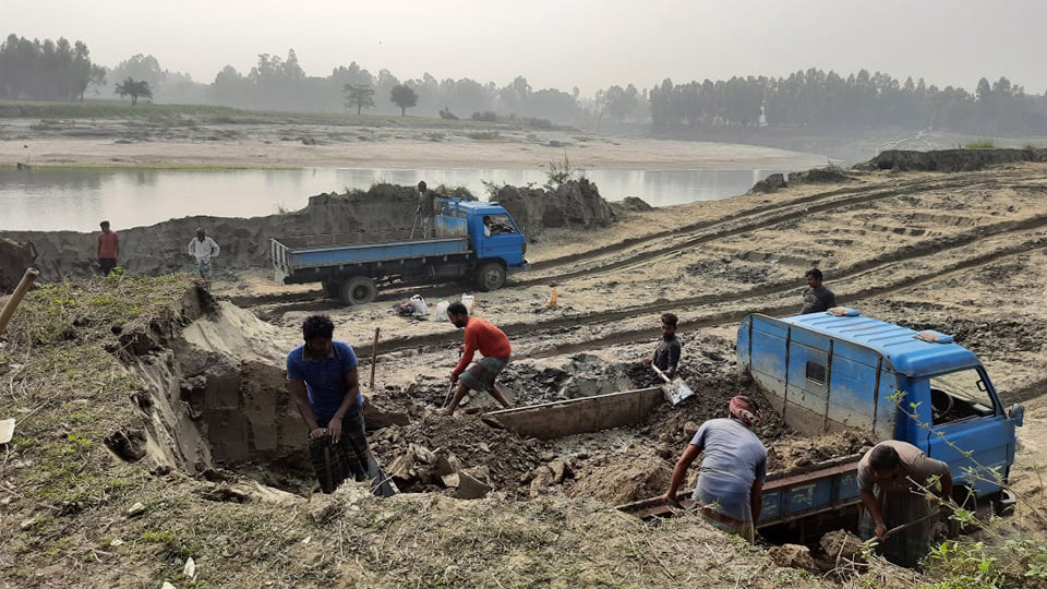 নদের তীরের মাটি লুট ভাঙনের আশঙ্কা