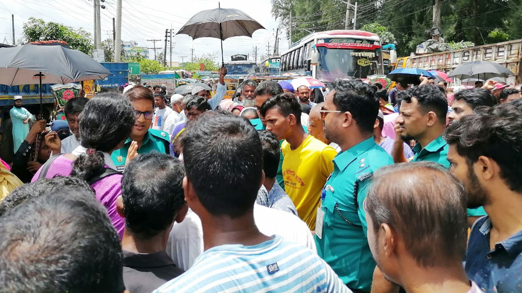 টেক্সটাইল কারখানা খোলার দাবিতে মহাসড়ক অবরোধ