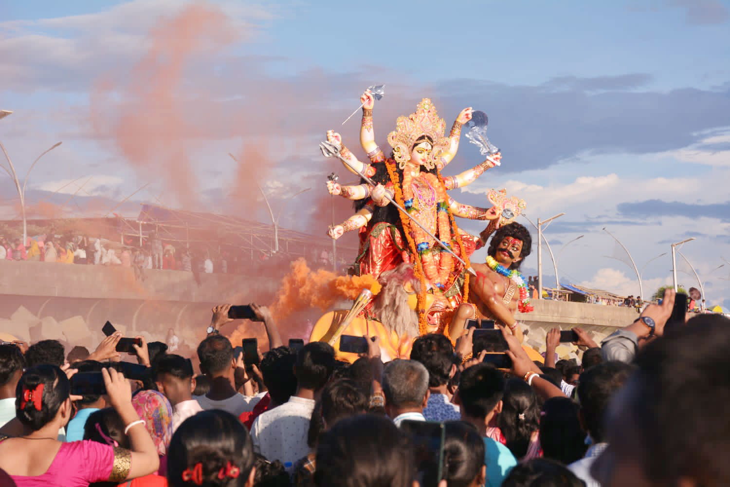 শেষ সময়ে রং মাখিয়ে দুর্গা মাকে বিসর্জন দিতে সমুদ্র ঘাটে এসেছে ভক্তরা। পতেঙ্গা সমুদ্র সৈকত, চট্টগ্রাম, ৫ অক্টোবর, ২০২২। ছবি: হেলাল সিকদার