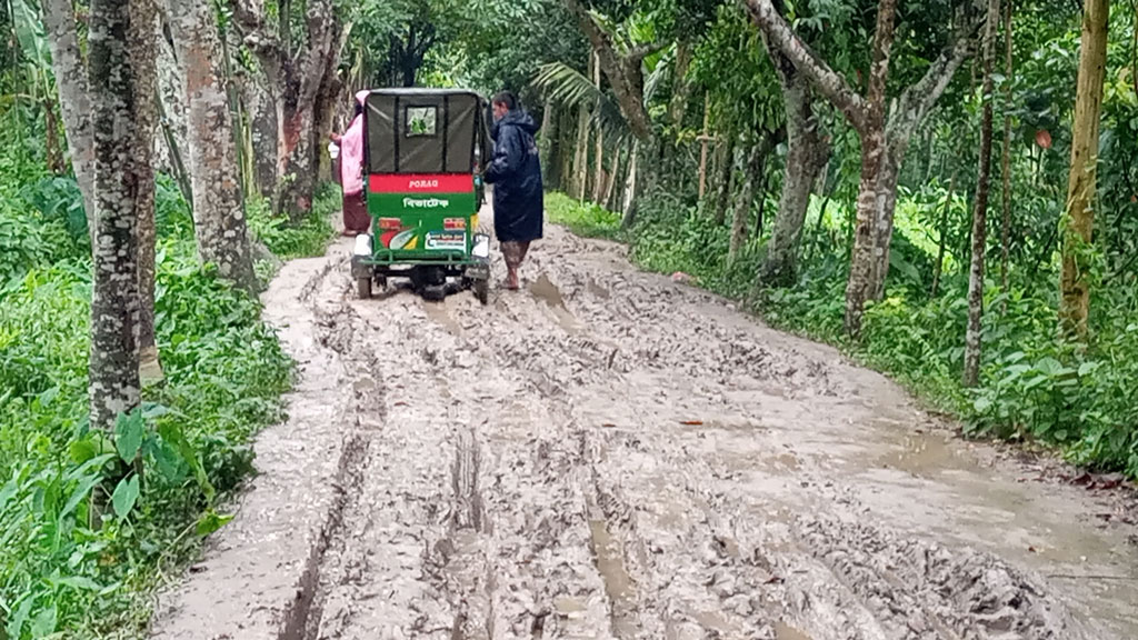 কাঁচা রাস্তায় চরম দুর্ভোগ