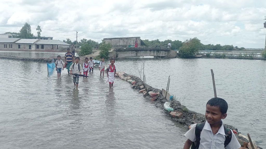 ভাটাতেই রাস্তায় হাঁটুপানি জোয়ারে বাড়ছে আরও