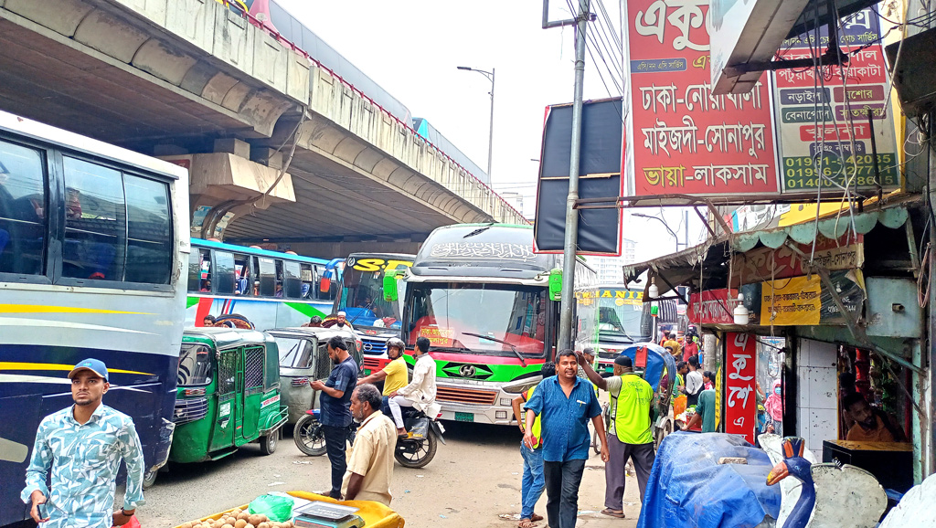 বাস কাউন্টারে ভিড় কম, সড়কে ঈদযাত্রা এখনো স্বস্তির