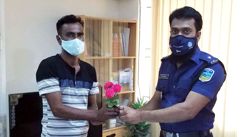 সাজাপ্রাপ্ত আসামিকে থানায় ফুল দিয়ে শুভেচ্ছা জানালেন ওসি!