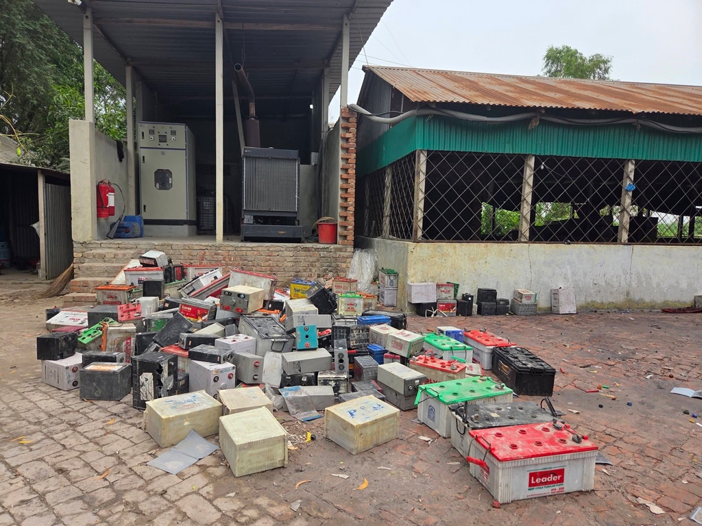 মানিকগঞ্জে অবৈধ ব্যাটারি কারখানায় অভিযান