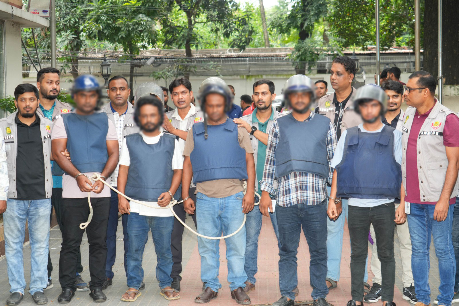 উত্তরায় ফিলিং স্টেশনের সোয়া কোটি টাকার ছিনতাইয়ের অভিযোগে গ্রেপ্তার ৫