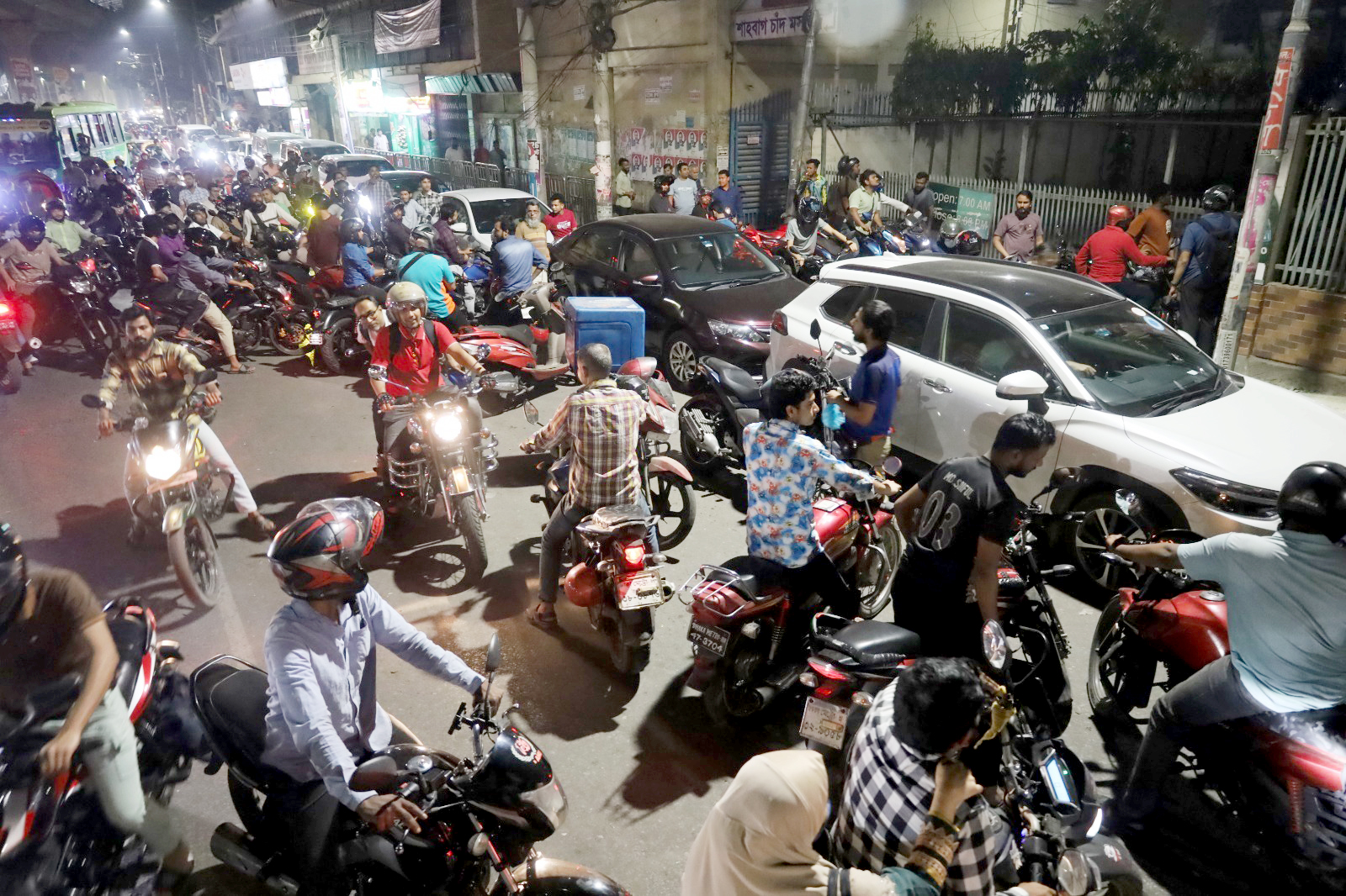 ফিলিং স্টেশনে দীর্ঘ লাইন, তেল নিতে ভোগান্তি