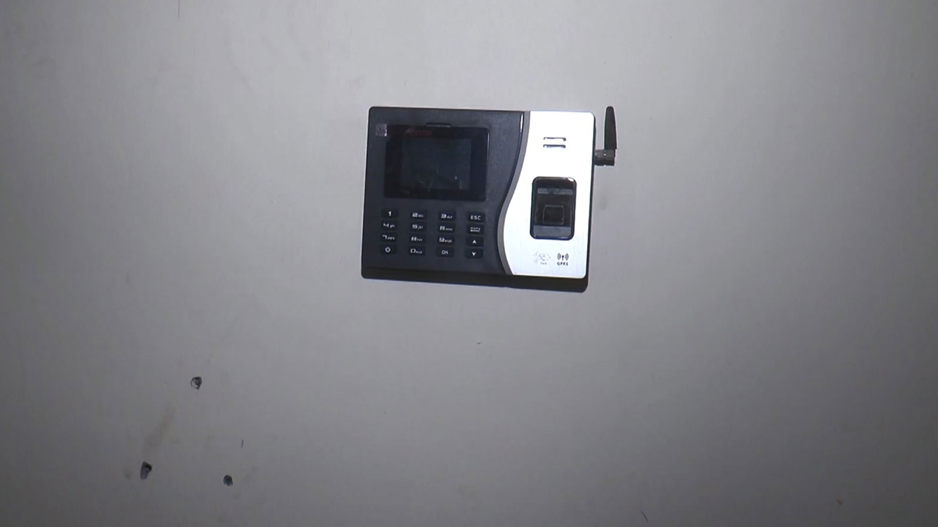 ২০২ প্রাথমিকে শিক্ষক হাজিরা মেশিন অচল