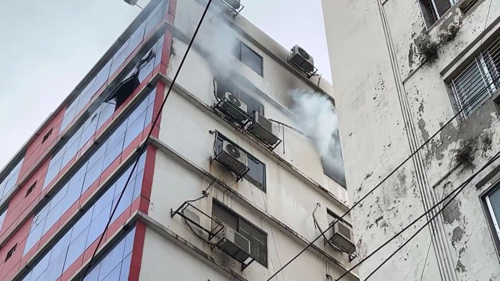 রাজধানীর বিজয়নগরে বহুতল বাণিজ্যিক ভবনে আগুন