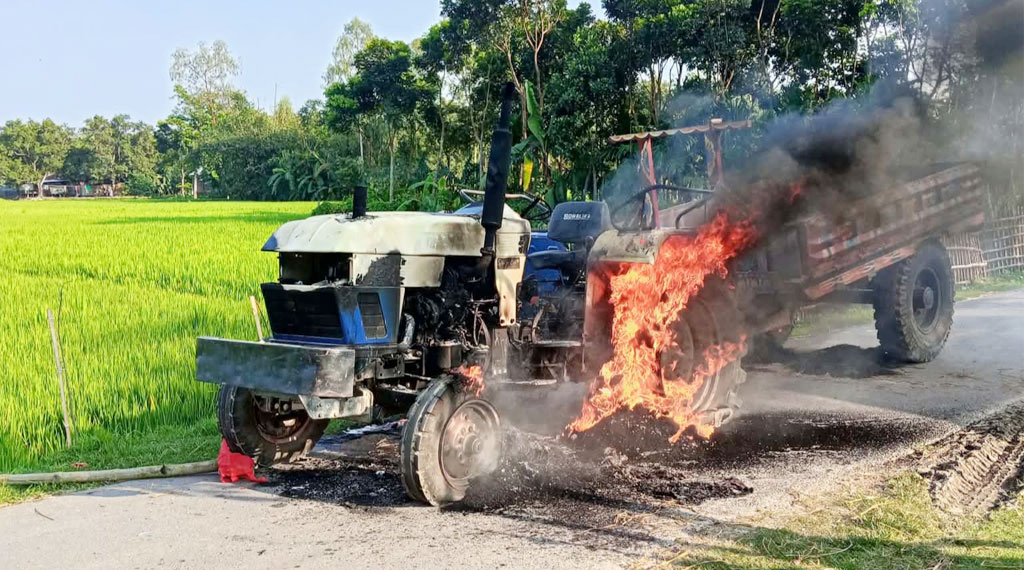 ট্রাক্টরের চাকায় পিষ্ট হয়ে শিশুর মৃত্যু, গাড়িতে বিক্ষুব্ধ জনতার আগুন
