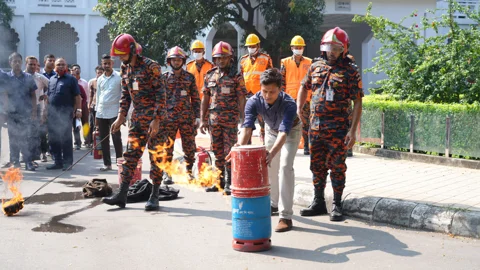 সুপ্রিম কোর্টে অগ্নিনিরাপত্তা মহড়া করেছে ফায়ার সার্ভিস