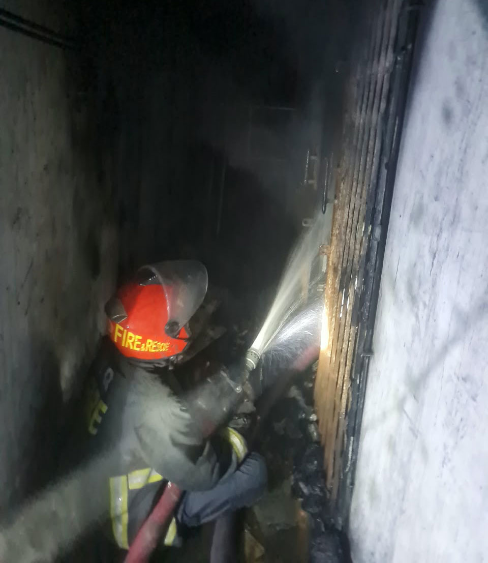চকবাজারে আগুন নিয়ন্ত্রণে, ধোঁয়ায় অসুস্থ ফায়ার সার্ভিসের ৪ কর্মী
