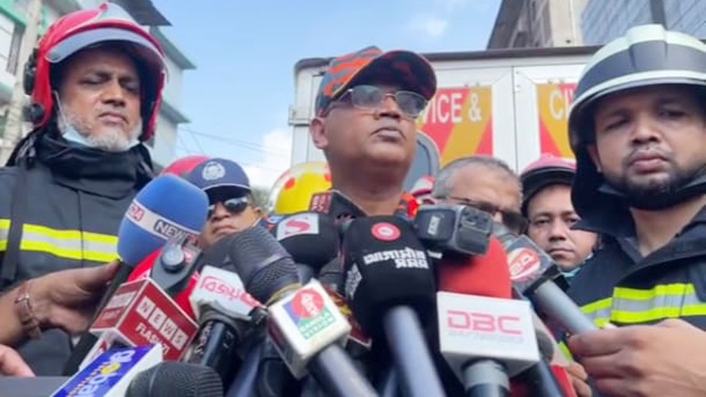 আগুন নিয়ন্ত্রণে এলেও নির্বাপণে আরও সময় লাগবে: ফায়ার সার্ভিসের ডিজি