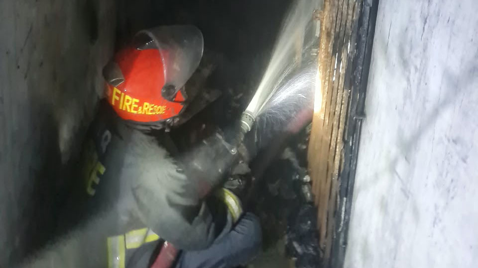 চকবাজারে আগুন নিয়ন্ত্রণে, ধোঁয়ায় অসুস্থ ফায়ার সার্ভিসের ৪ কর্মী